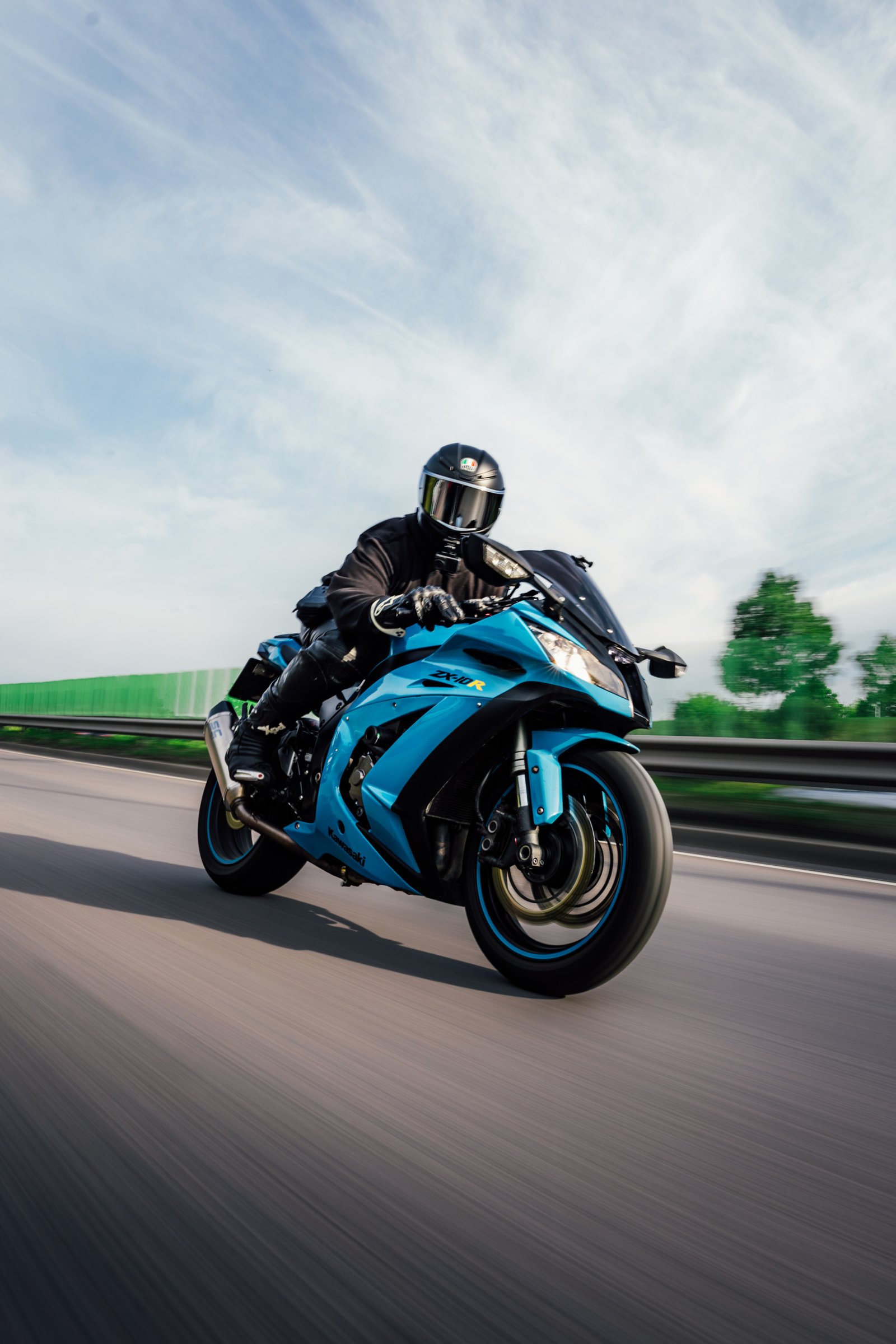 kawasaki zx10r fast highway rolling shot in vilnius lithuania
