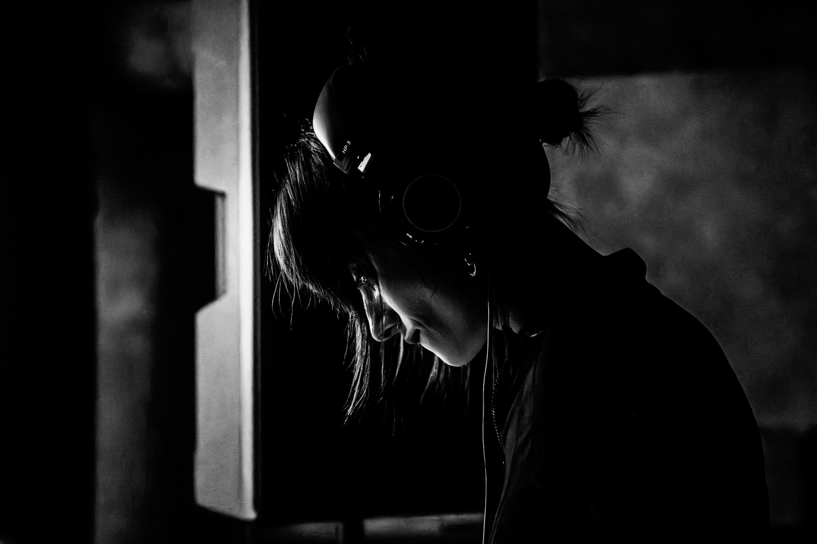 black and white dj girl shot at tinklas music event in vilnius