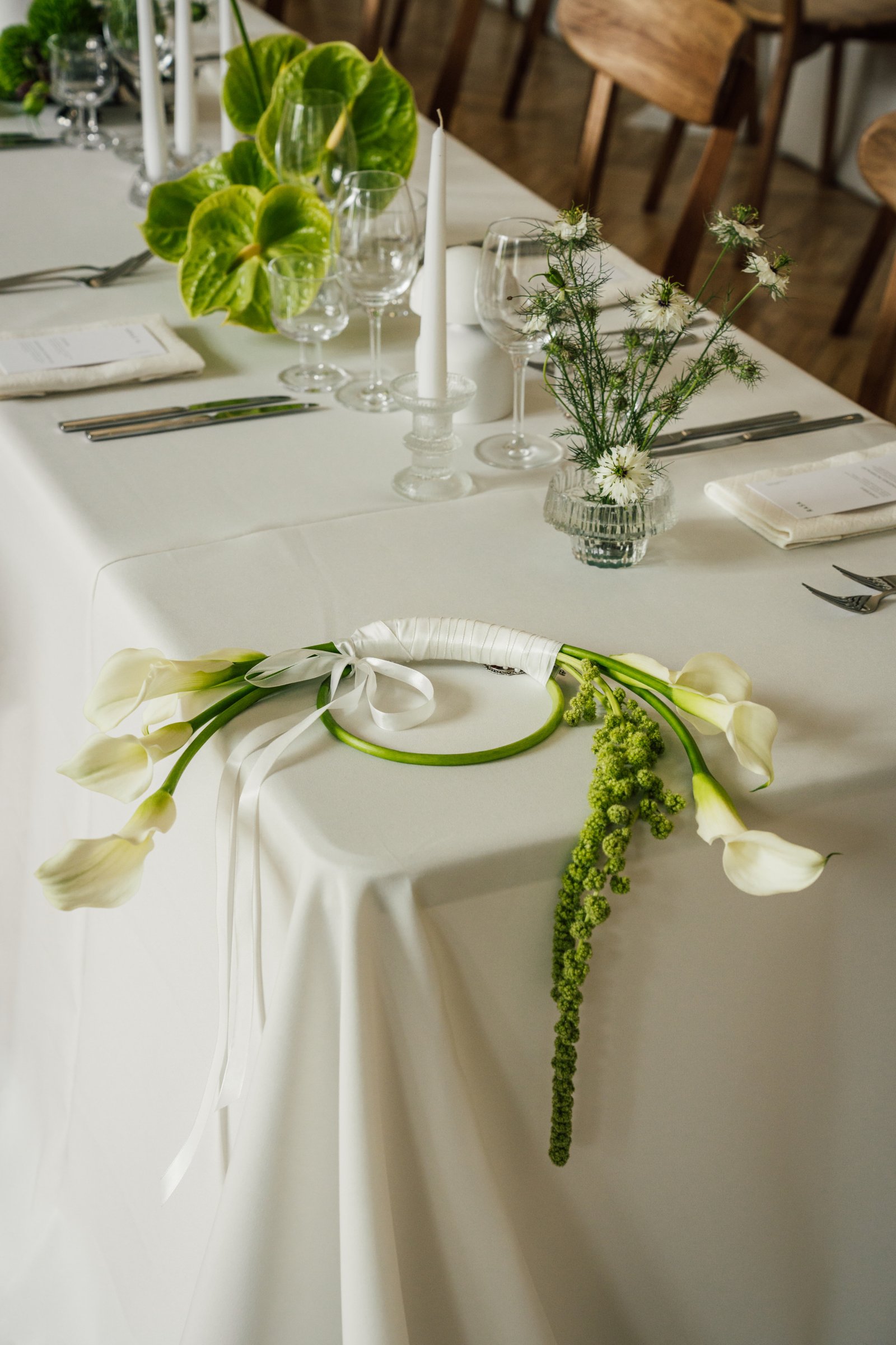 bridal bouquet on wedding reception table vynvytis studio kaunas