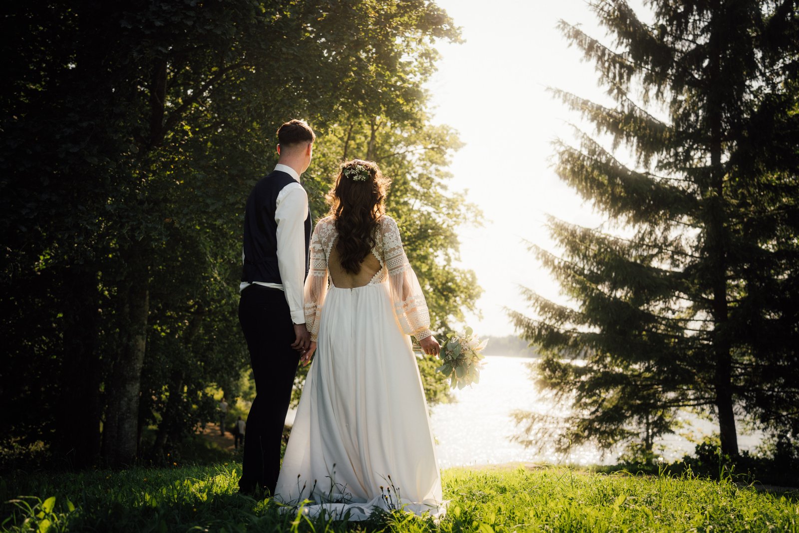 Wedding couple picture in forest with sunshine through the trees photoshoot lithuania